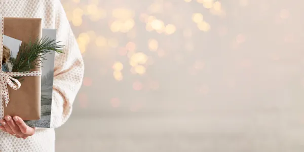personne tenant un cadeau